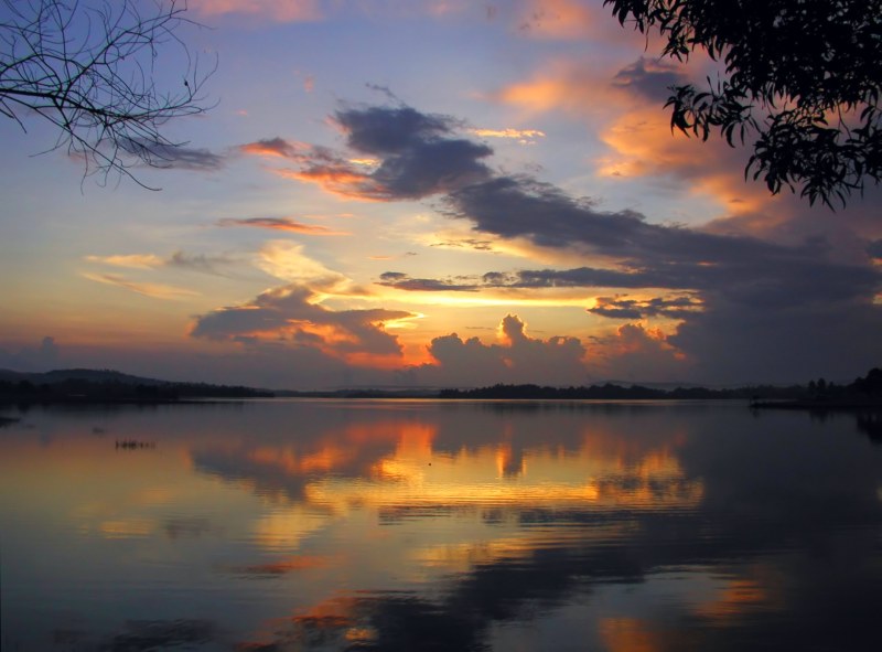 Sunrise in Lake Caliraya