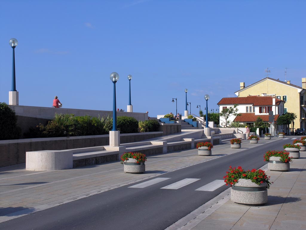 Morning walk (Caorle, Italy)